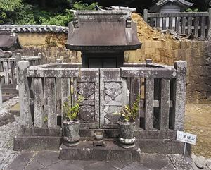 마쓰다이라 다다치카의 묘(고다정 혼코지)