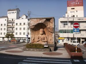 역 앞에 있는 석불 복제품