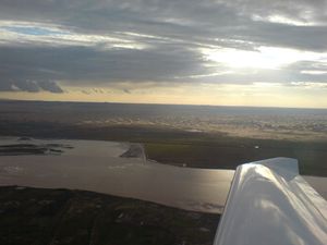 황하 위의 우하이 공항 상공에서 바라본 모습. 도시 서쪽에서 고비 사막의 모래 언덕으로 날카롭게 전환되는 모습이 보인다