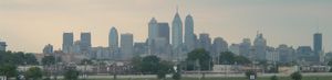 2004년 필라델피아의 시민스 뱅크 파크에서 찍은 스카이라인으로, 오른쪽에 윌리엄 펜의 동상이 보이고, 왼쪽에 원 리버티 플레이스를 포함한 훨씬 더 높은 고층 건물이 보인다