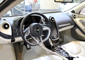 맥라렌 GT의 실내