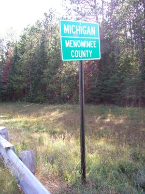 군 경계의 도로 표지판