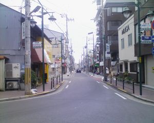 모리쇼지 역 방면에서 본 신모리 상점가(2010년 3월)