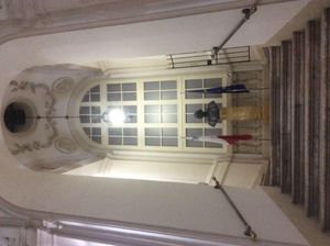 몰타 국립도서관의 계단과 둔 카름 사일라 동상