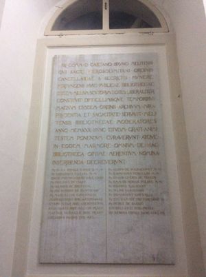 본강당으로 들어가기 전에 붙어있는 석판