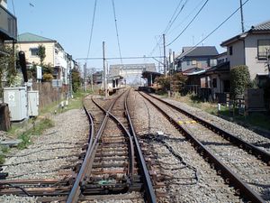 무사시이쓰카이치역 방면 건널목에서 본 구내 (2011년 4월)