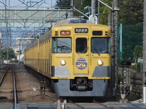 개설 50주년 기념 헤드 마크를 게재한 세이부 2000계 전동차