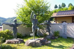 미야모토 무사시 역(3인 동상)