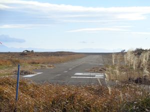 활주로 현황 (2018년). 활주로 표시 표지 33측이 자갈로 덮여 실제 연장이 짧아진 모습.