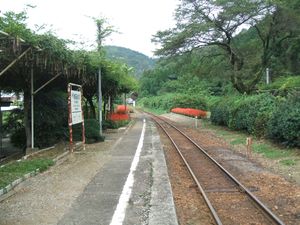 승강장 (등나무가 무성함)