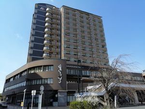 역과 보행자 데크로 연결된 선 코트 산타카