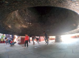 2014년 12월 기준 밍군 대종 아래의 아이들, 낙서가 있음