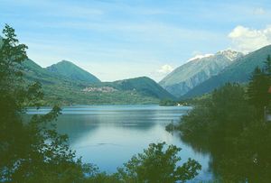 바레아 호수. 정면에 보이는 마을이 치비텔라 알페데나이다.