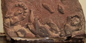 바수데바가 아기 크리슈나를 바구니에 담아 야무나강을 건너는 모습. 서기 1세기경 가타슈람 나라얀 사원. 마투라 박물관