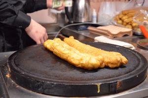 젠빙궈쯔 조리 과정 1단계: 반죽을 얇게 펴서 굽는다.