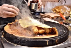 젠빙궈쯔 조리 과정 4단계: 바삭한 튀김(궈쯔)을 올린다.