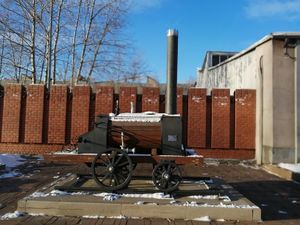 우랄바곤자보드 역사 박물관의 기념비.