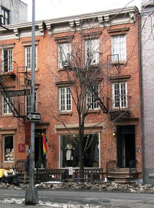 배경 건물과 유사한, 그리니치 빌리지의 크리스토퍼 스트리트에 있는 오래된 상업 건물
