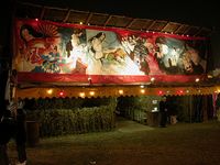 유령의 집 내부 모습. 낡은 그림 등이 공포 분위기를 조성한다.