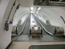 워털루 & 시티선에서 개찰구로 향하는 무빙워크