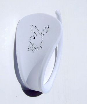 버니걸이 착용하는 속옷의 예.하이레그여도 C-string이면 사타구니나 허리 주변에서 삐져나오지 않는다.