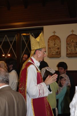 2008년 견진성사를 집전하는 베르나르 티시에 드 마예레 주교.