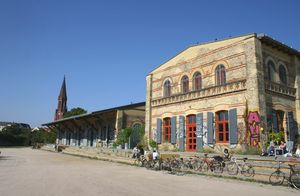 남아있는 사무실 건물과 창고 중 하나