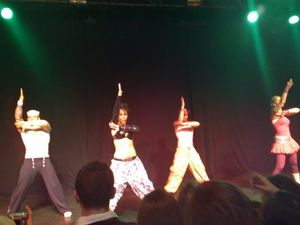 잉글랜드 프레스턴의 클럽 53 Degrees에서 「이비자로 가자」를 공연하는 벵가보이스