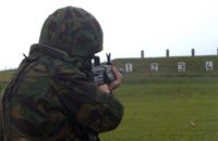 사격 훈련 중인 국방 의용군 병사.