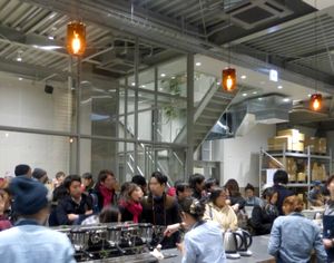 블루보틀 커피의 일본 제 1호점인 기요스미시라카와 로스터리 & 카페 내부