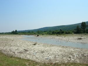 밀코우 강 인근 언덕, 몰다비아와 문테니아를 구분한다.