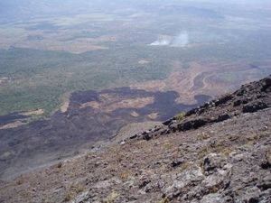 1966년 측면 분출의 용암류가 훨씬 오래된 용암류 위를 흐르는 모습. 이 이미지는 이살코의 경사면에서 남쪽을 향하고 있다