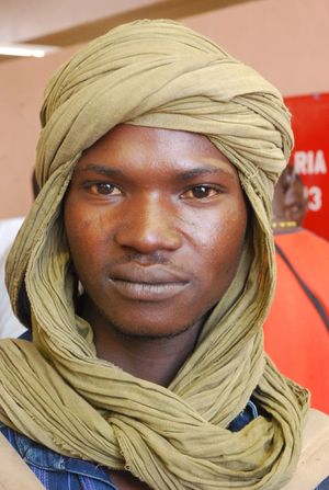 머리 덮개를 한 기더족