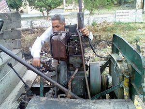 주가드}} 엔진을 수동으로 시동하는 모습