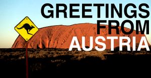 오스트레일리아 울루루 사진이 담긴 'Greetings from Austria' 엽서. 장소의 불일치를 이용한 유희일 수 있다.