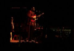 빅 빌 모건필드가 2007년 6월 레드 뱅크 재즈 & 블루스 페스티벌에서 자신의 밴드를 이끌고 있다.