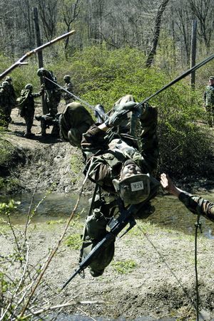 2004년 미 공군사관학교 생도가 외줄 다리를 건너고 있다.
