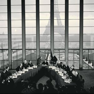 1954년 NATO 임시 별관에서 서독의 NATO 가입 초청 서명