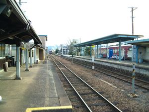 역 구내의 모습. 상행 열차가 출발하고 있다 (2009년 3월)
