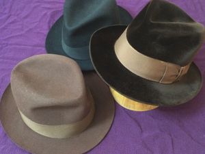 1930년대의 소프트모. 산의 높이, 리본 폭, 챙 폭 등에는 시대 유행이 있다.