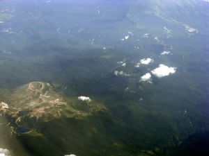 고공에서 본 잇사이쿄산, 아즈마코후지, 조도다이라, 분화구 호수고시키누마