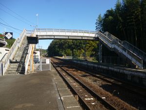 승강장과 육교 (2022년 5월, 玖珂・岩国 방면에서)