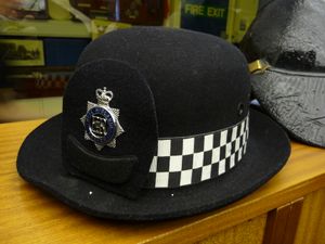 전형적인 영국 여성 경찰관의 중산모자