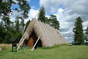 게르만 철기 시대의 a 30 x 16 m 크기의 복원된 홀인 로이스타 홀 (스웨덴 고틀란드)