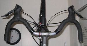 머스태시 손잡이를 고정하는 스레드리스 스템이 달린 사이클로크로스 자전거