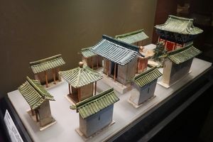 당나라 시대(618–907)의 삼채(三彩) 도자기 저택으로, 시안 서부 교외 중부 마을의 당나라 시대 무덤에서 발굴되었다.