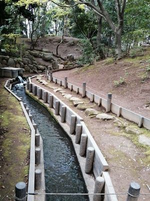 수로의 시작 부분. 지면보다 높은 위치에서 흐르고 있다.