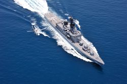 「시라네」 2012년 촬영. 개조 및 탑재기 갱신이 이루어져 착함 표식도 신방식으로 되어 있다.