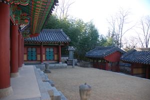 내부의 비각과 장군묘시석