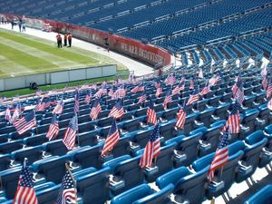 질레트 스타디움에서 열린 미국 대 스페인 경기 전 아메리칸 아웃로스가 조직한 티포